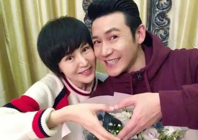 娱乐圈之一见钟情_一见钟情明星夫妻_日久生情娱乐圈夫妻