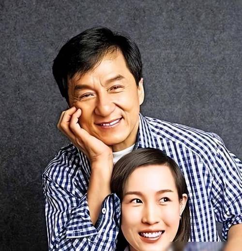 成龙与女星合影引热议，背后是娱乐圈社交与资本运作常态