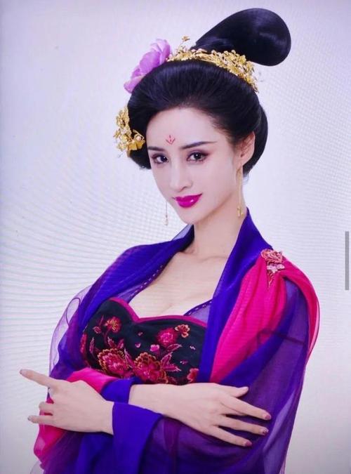 大胸女明星，别再被身材绑架了