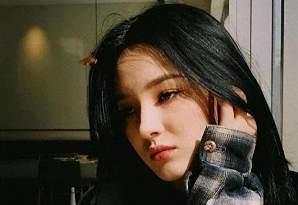 韩国女星被偷拍换衣服，她只穿着防护裤，还有人被拍到穿裙子